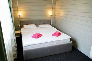 База отдыха Бобровый мыс Таруса Номер стандарт семейный с 2 двуспальными кроватями-1